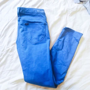  - Fina stretchjeans från Lee. Storlek 28, passar ca 38. Stuprörsmodell, lite använda.   Frakt ingår i priset! 