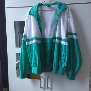  - Färgglad oversized jacka. Jätte cool och lite 90’s stil på. Väldigt tunn och perfekt till vår/sommar. Frakt 35kr ✨