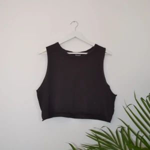  - Basic off-black croptop från h&m med "avklippt" kant, tyvärr används den inte tillräckligt hos mig så därav säljer jag den.  Kan mötas upp i Norrköping annars tillkommer frakt. Om du har några frågor eller vill ha mer bilder är det bara att skriva! 