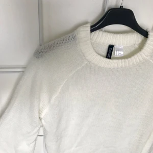  - Jättefin aningen tunnare stickad tröja med vida ärmar!