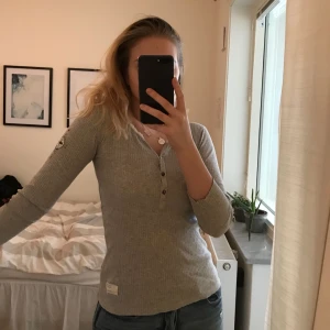  - En tröja från oddmolly med knappar fram i storlek 0 vilket motsvarar XS men passar även på en S. Betalning sker via swish, köparen står för frakt👍🏼