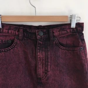  - måste tyvärr sälja denna skitsnygga jeanskjol från monki då den nästan aldrig kommer till användning 😭 sjukt fin mörkröd-lila färg, stentvättad look, hög midja. så snygg till t.ex en magtröja! storlek 36.   kan mötas upp i sthlm eller skicka mot fraktkostnad. glöm inte att kolla in mina andra kläder till salu :-)) 🌟