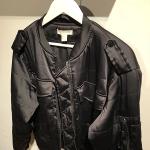  - Satin bomber från hm Med snygg svart sportig deagkedja