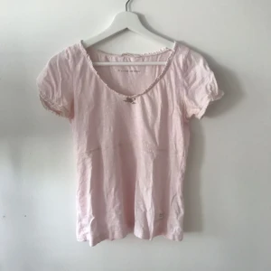  - En riktigt snygg ljusrosa T-shirt som passar till det mesta, både till vardags och finare tillfällen! Använd ytterst få gånger och väldigt gott skick, frakt ingår i priset