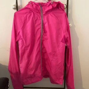  - Casall Löparjacka i perfelt skick. Innerficka med hål så man kan ha mobilen i fickan å dra sina hörlurar genom bröstfickan