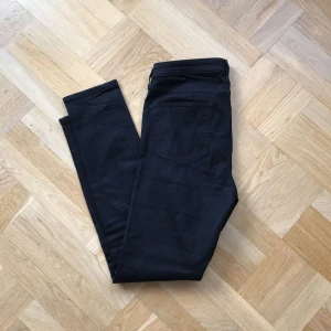  - Svarta stretchiga stuprörsjeans från hm! Använda en gång. Supersköna och snygga men kommer inte till användning 
