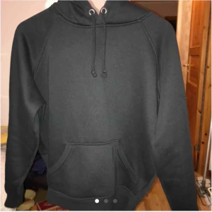 - Säljer denna jättepopulära hoodien från bikbok i storlek XS. Använd men försiktigt så ser ut som ny, säljer då jag har för många svarta hoodies😊 Frakt betalas av köparen😄