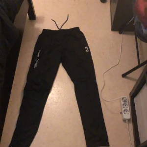 Träningsbyxor - Ett par träningsbyxor, som Adidasbyxor i materialet. Jag är 1,65 ungefär och de ä förlånga för mig