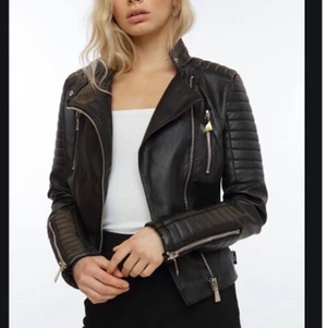 Skinnjacka - Skinnjacka från chiquelle, storlek 36 men passar 32-36, inga skador. Köpt för 800kr.