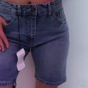 Jeans shorts - Jeans shorts som tyvärr är för stora för mig, endast provad. Lappen och extraknappar finns kvar💫