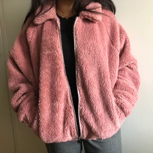 Söt fluffig bomberjacka  - Söt och fluffig bomberjacka från Urban Outfitters. Bra skick, använd 1 gång. Nypris 1100kr