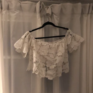 Off shoulder spets  - Storlek L men passar såväl en S som L då den är så stretchig utan att sitta hårt eller löst. Från Rut&Cirkel pris+frakt
