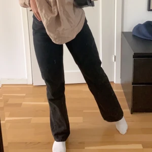 Weekday rowe jeans - Rowe jeans från weekday i färgen Ecco Black