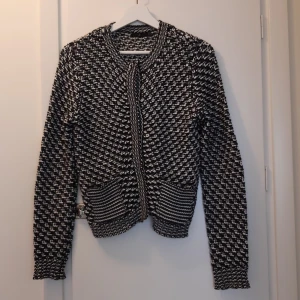 Kofta i svart, grå och vit  - Mycket fint skick. Använd sparsamt. Stl Small (36/38). Inhandlad på Åhléns city. 100 % bomull. 