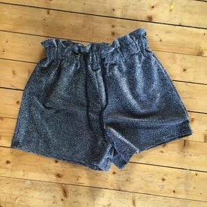 Shein - Superfina paperbag shorts i storlek S. Funkar även i M beroende på hur stora/små man vill ha de. Inte använda. 