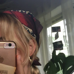 Silkes sjal❤️ - Super fin sjal! Önskar verklgien att jag använde denna, men har inte gjort det en ända gång tyvärr. Passar perfekt att han som hårband. Väldigt trendigt just nu;) köpare står för frakten❤️