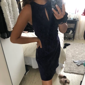 Supersnygg unik lila vintage klänning💜 - Väldigt snygg och unik lila retro klänning i sammetsmaterial, perfekt till festligare tillfällen💜💜