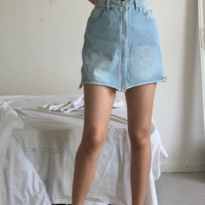 Jeans kjol - Snygg och cool jeanskjol med häftiga detaljer. Storlek S. Köpt på bikbok men knappt använd då den är lite för stor för mig som vanligtvis är en xs.