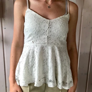 Topp - Fin vit spetstopp från Gina Tricot i stl S. Sparsamt använd. Snygg under kavaj och passar perfekt både till fest och vardags. Säljes för 40 kr + frakt.