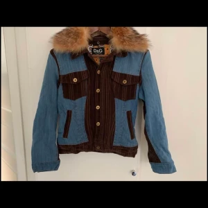 Dolce & Gabbana Vintage - Vacker jacka från Dolce & Gabbana.  Kvalitet är som ny.
