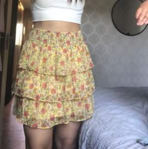 Säljer denna volang kjol st xs-m 150kr 💛