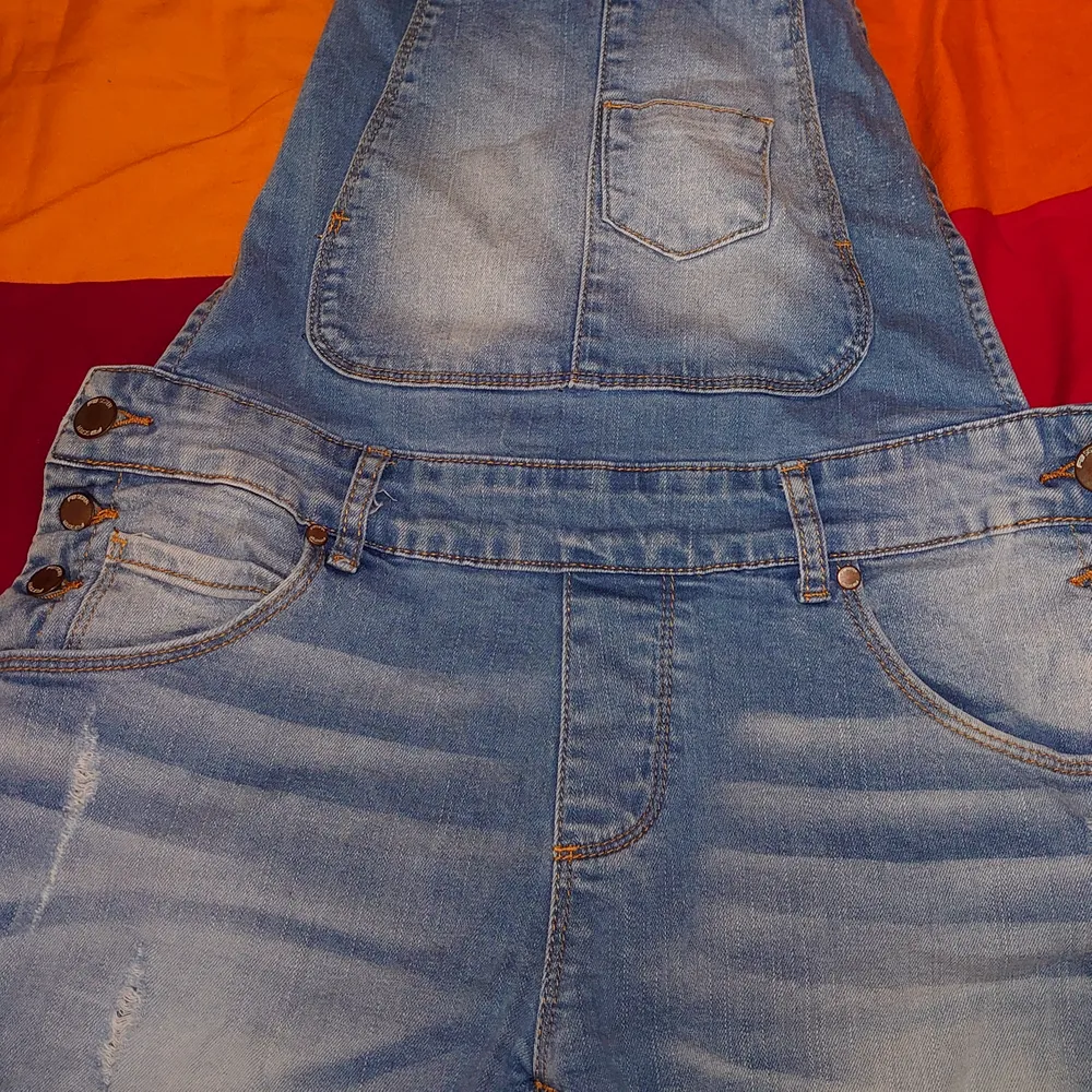 Hängselshorts i Jeans material. Shorts.