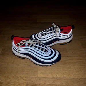 Air Max 97 - Säljer mina göör läckra marinblåa air max 97 då de ej andvänds. Har bara haft på mig dom 2-3 ggr!! Pris går att diskutera. (Frakt står köparen för).