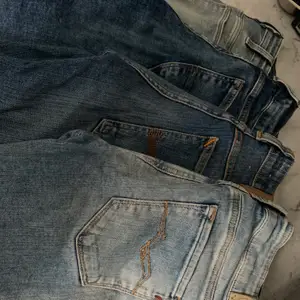 Ett paket med 4 olika märkes jeans från Tommy hilfiger, replay, och Raw Gstar alla i storlek 27