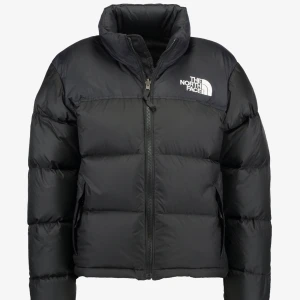 The North Face jacka - Säljer min svarta The North Face jacka som är köpt i deras butik i Stockholm. Köptes november 2019. Den är i bra skick, då jag använt den lite och sparsamt. Storlek M men passar även en S.Skriv till mig för fler frågor/bilder. Buda eller köp direkt för 1900 kr!💗