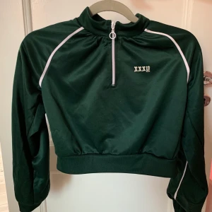 Långärmad grön crop top 🌸 - Crop top inköpt på junkyard 💫 nyskick. Kan mötas upp vid Fridhemsplan alternativt skicka (frakt tillkommer isf) 🌸