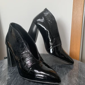 Klackskor! Nypris 1000kr - Supersnygga och bekväma klackskor från Stockholm Design group som tyvärr endast kommit till användning en gång. Storlek 39 men passar även en mindre 40 på skalan. Passar fantastiskt till både vardag och festlighet och är så sköna att dansa i. Frakt ingår 