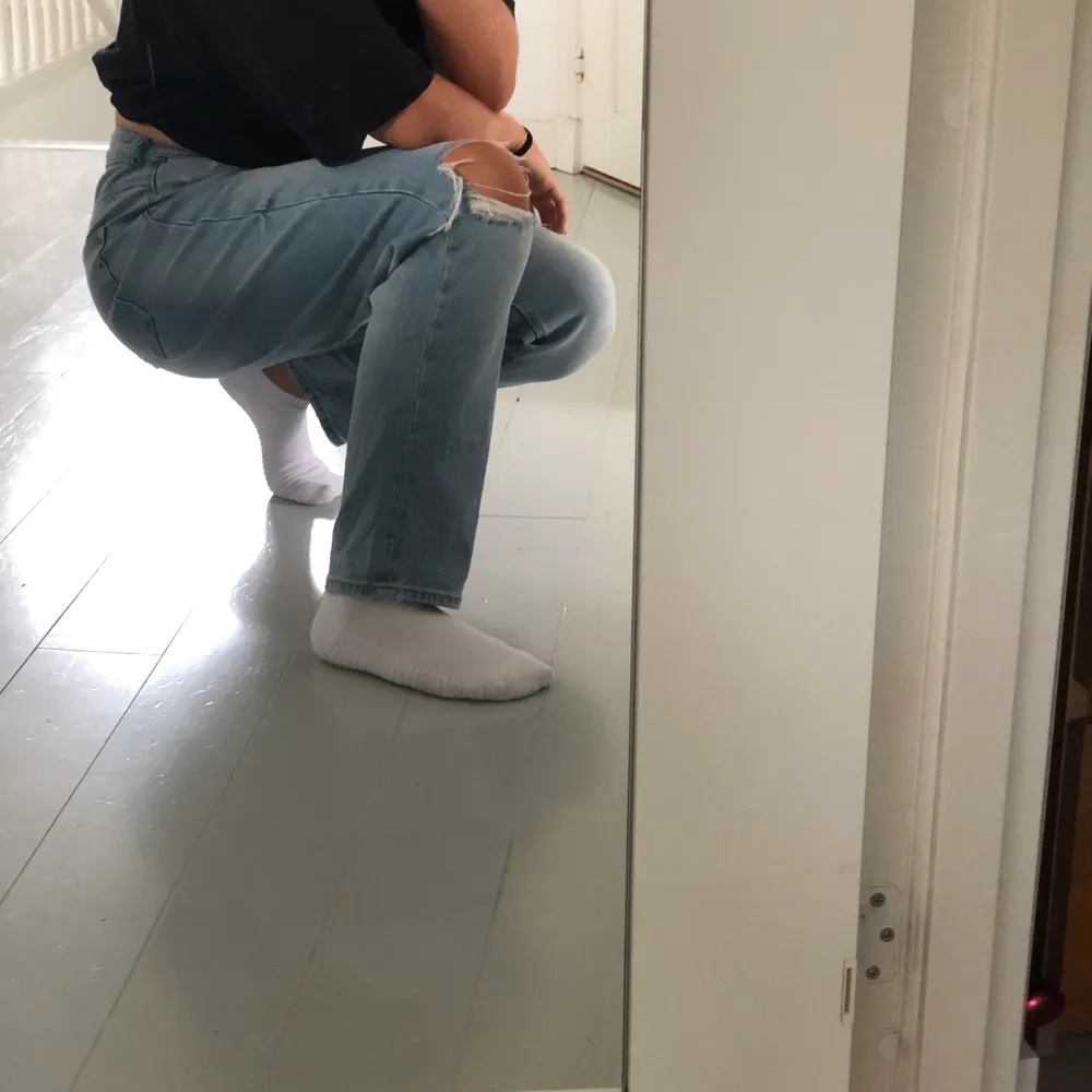 Jeans från Lindex i storlek 40 med slitningar på båda benen. Säljer då jag nu har mindre storlek och jeansen tyvärr ej längre passar mig. Jag är 170. Nypris 399. Obs, köparen står för frakten.. Farkut & Housut.