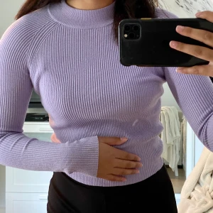 Lila tröja  - Superfin ribbad topp ifrån bikbok som inte säljs längre, jätte fint skick! 200kr + frakt💕 