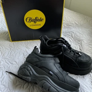 Buffalo, classic lowtop  - (Nypris 2100kr!!) Platåsneakers från Buffalo! Endast använda 2 gånger. Så snygga men kommer aldrig till användning tyvärr. Som nya, fint skick, endast lite dammiga efter att ha stått i garderoben så länge. Kan mötas i sthlm annars står du för frakten 💓💓