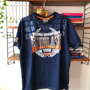 T-shirt Everlast  - Blå tröja från Everlast. Oanvänd 