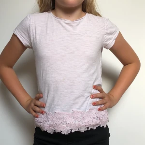 Rosa blommig tröja - Denna tröja är väldigt söt och sitter som en smäck!