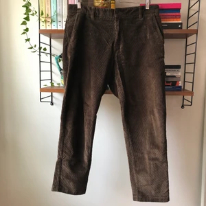 Byxor manchester  - Bruna manchester-byxor från Pull&Bear. 