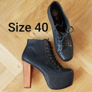Jeffrey Campbell LITA stl 40 - Underbara Jeffrey Campbell LITA 😍, i använt skick. Köpta på PLICK av en säljare som råkade skriva fel storlek, säljer då jag behöver stl 39. 😭  Kan skickas (mot att köparen betalar frakt: 95 kr spårbart). Betalning via swish.