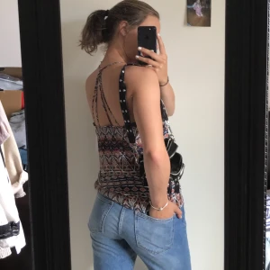 Drömmigt sommarplagg☀️ - Ett sommarplagg i tunt material med snörning på ryggen😍 Hur luftig som helst en riktig 10:a under varma sommardagar🌤 modellen är 175cm lång💗