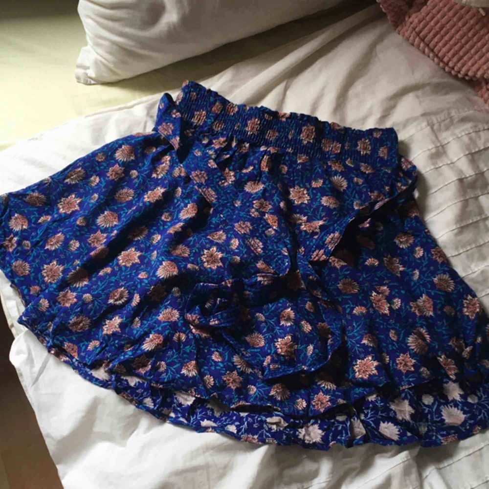 En jättefin kjol som jag har slutat använda! Den har definitivt använts men är i jättebra skick och ser ut som ny! Perfekt för sommaren:)  Jag möts helst upp i Gbg, annars får köparen stå för frakten! . Kjolar.
