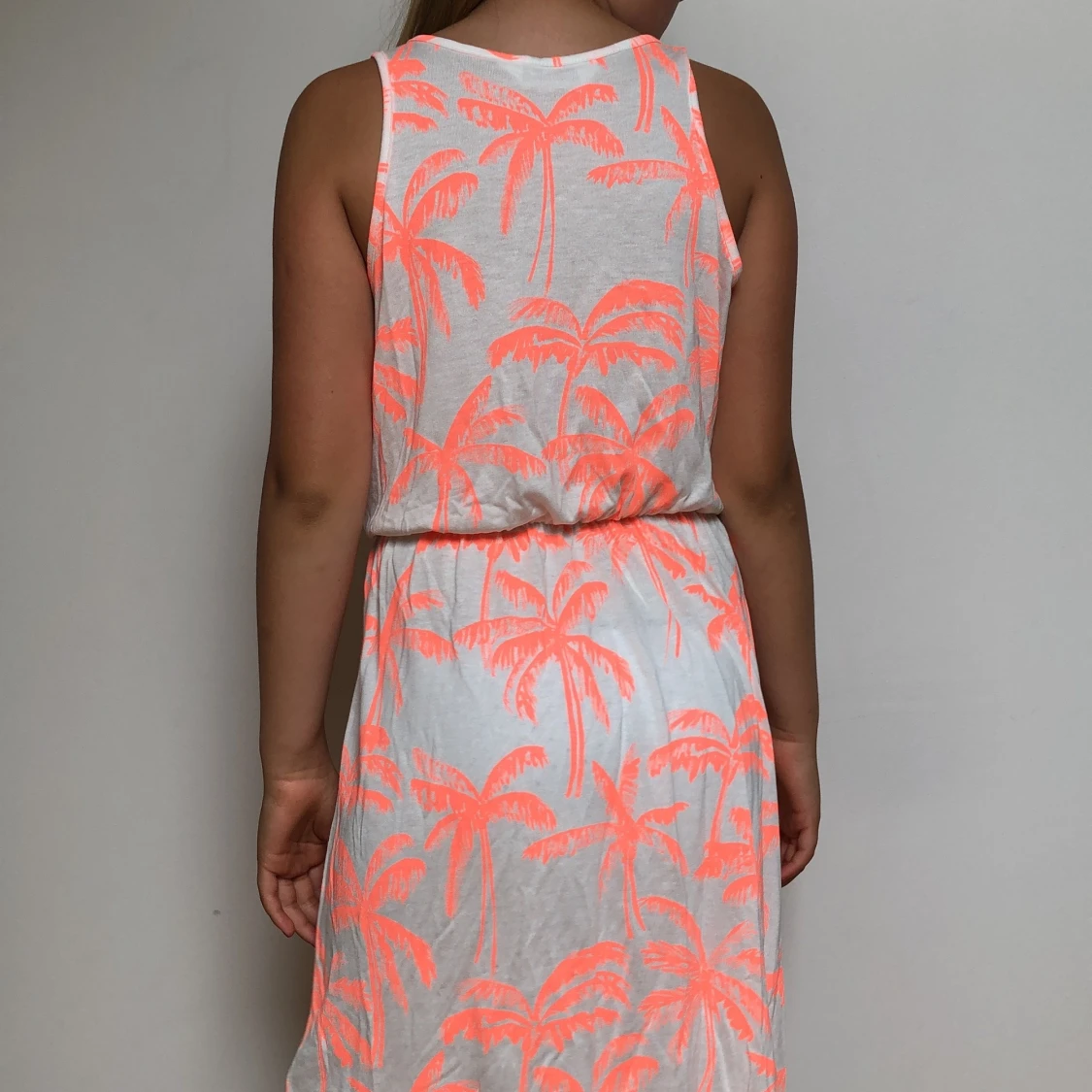 Lång vit klänning med rosa palmer - 91