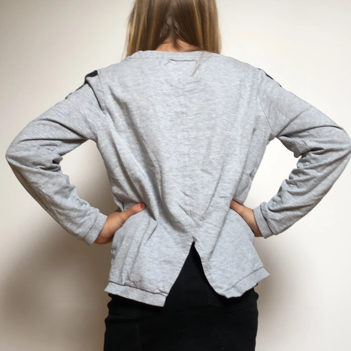 Grå tröja med svarta sträck och tryck - 90