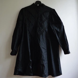 Svart klänning - En svart klänning som går ner strax över knäna på mig som är 165 cm. Den har som en halvpolo med fin spets runt kragen. Knappar från kragen hela vägen ner och fina spetsdetaljer över brötet. Köpt från Sellpy men själv aldrig använt. Från Zara.Frakt 59kr 💕