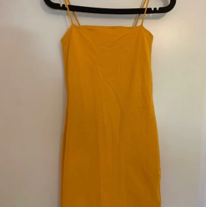 gul/orange klänning från gina - superfin kort o tight klänning som framhäver dina former. den är helt oanvänd, bara testad för denna annonsen. 