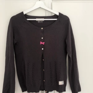 Odd Molly kofta  - Väldigt fin kofta från Odd Molly, använd 2-3 ggr. Mycket fint skick!  Storlek: strl 2 i Odd Molly size. Passar en XS-S  Om ni har frågor eller funderingar så hör av er! Köparen står för frakt