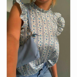  - Såå fin blommig topp / blus från Zaras med två svarta band man knyter i ryggen. Kvaliteten på materialet är jättebra och satin-liknande. Passar nog även S. Använd 2-3 gånger så superbra skick. Köpare betalar frakt!  