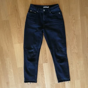 Svarta jeans - Semi hög midja. Rak passform. Frakt tillkommer