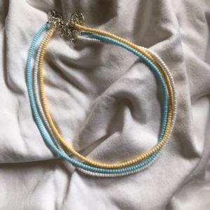 Noelle pearl necklace  - Egengjorda pärlhalsband med elastisk tråd och en karbinhake för att kunna justera storleken. Finns i ljusblått, ljusgult och vitt✨ 89 kr exklusive frakt. 10% av vinsten går till våra två organisationer, Talita och BRIS💕