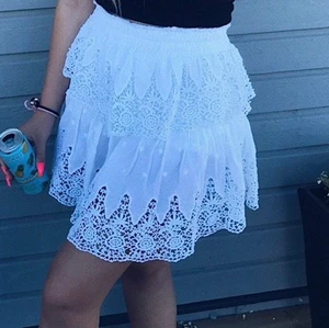 Vit kjol - Säljer en jättefin vit kjol från Linn Ahlborg X NA-KD då jag tyvärr växt ur den. Den är endast använd 3 gånger och är som i nyskick. Materialet är jättefint och även passformen. Finns inte kvar att köpa på hemsidan vad jag vet. Frakt tillkommer!!