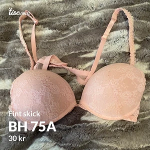 Bh 75A - Vadderad Bh 75A med fina detaljer, använd men i bra skick 🎀